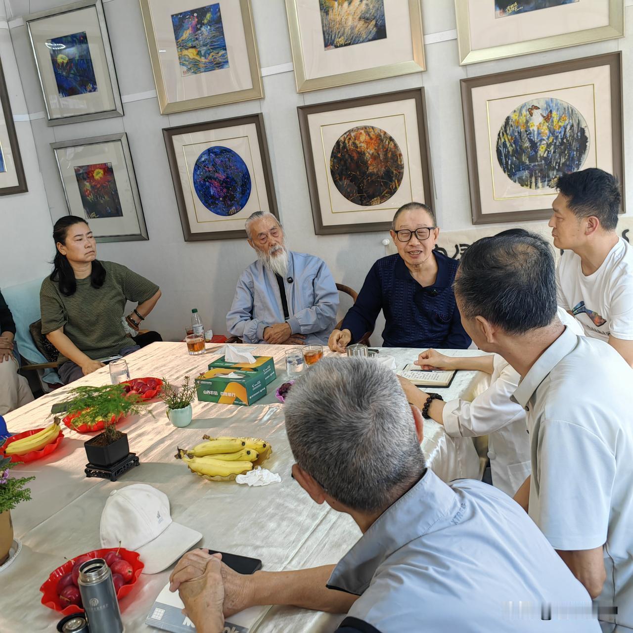 9月12日，三驾马车美术馆迎来宋兰平敬师叙谈会，30余名美术、文化爱好者来到开发