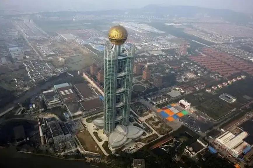 没想到中国的农村也有高楼，而且还是一座超高层。这就是江华西村的龙溪国际大酒店，楼