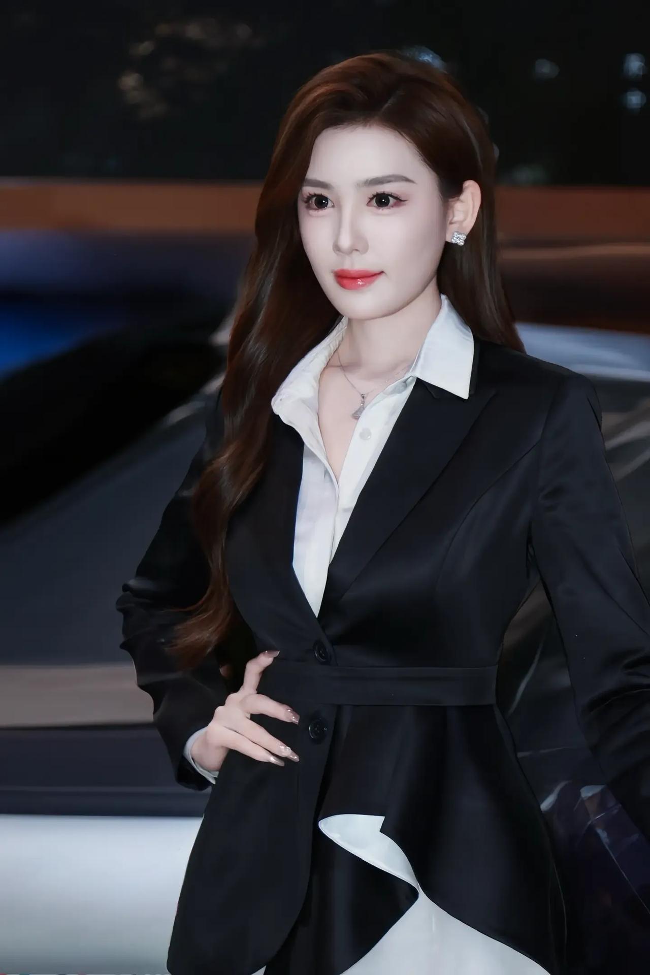 青春靓丽车模琳琳