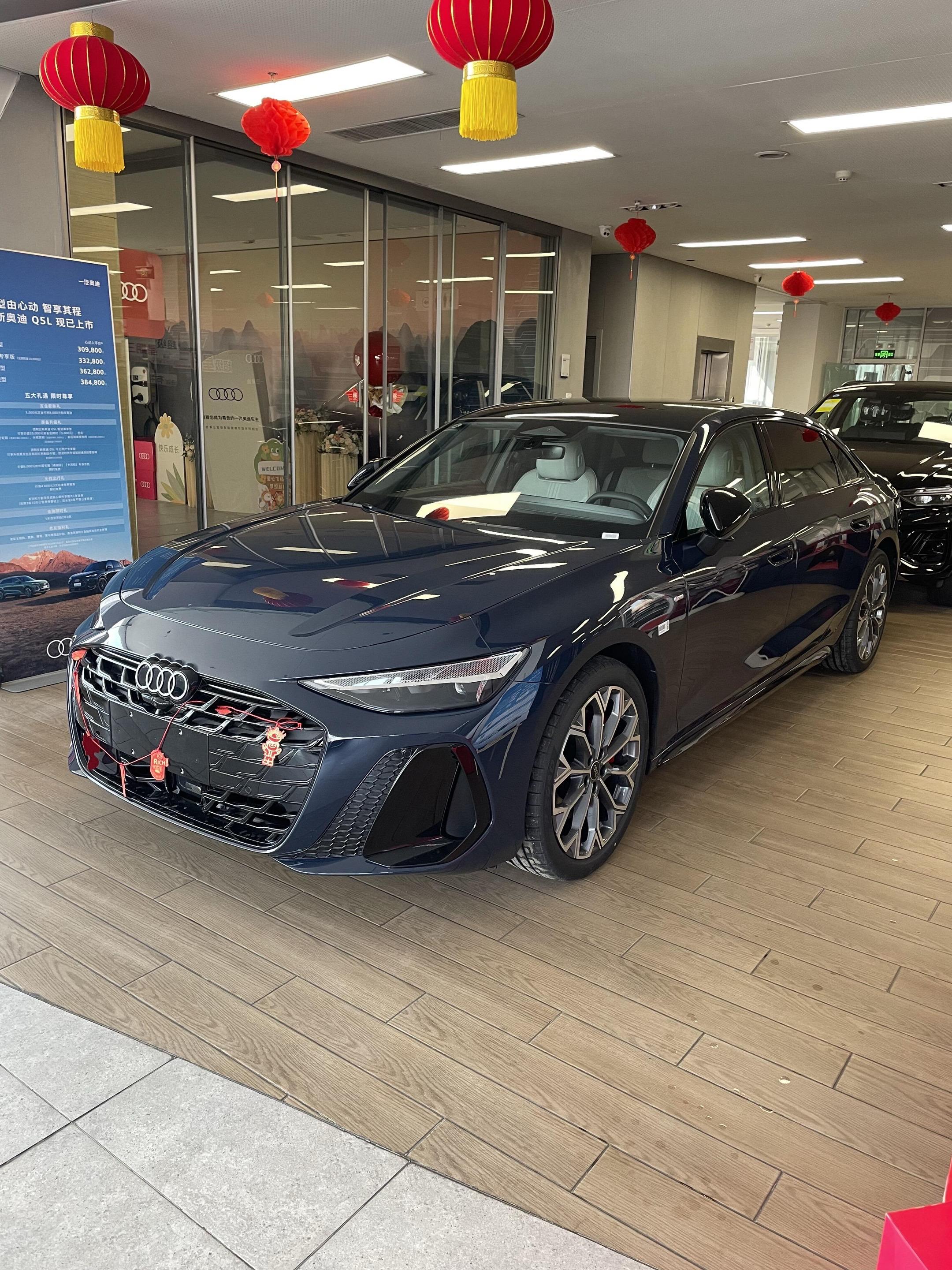 新款奥迪a6l已到店。新配色搭配象牙白内饰挺高级