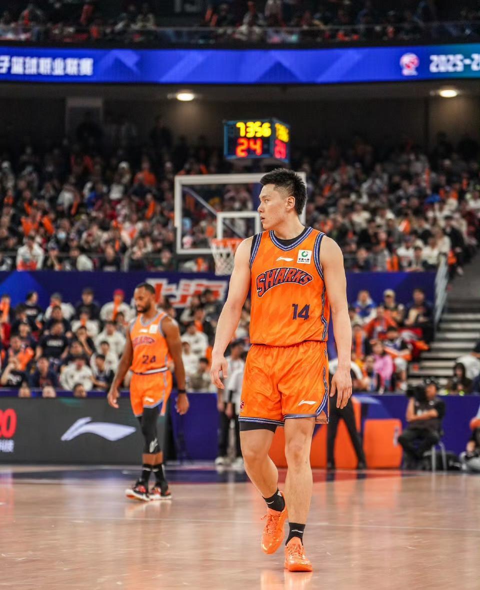 有一说一，今日张镇麟和李弘权根本不在一个级别！！
张镇麟：本场出战15分钟，投篮