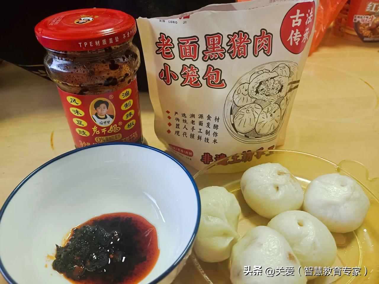 “薪笼记”包子沾“老干妈”豆酱，贼好吃😋👍👍👍😀😀