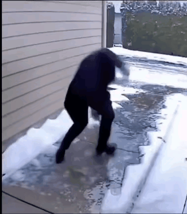 冬天气温低，尤其是在北方地区，下过雪之后，地面是非常滑的，走路的时候一定要加小心