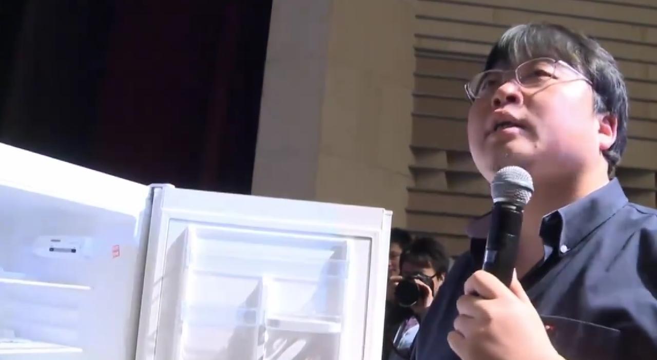 熟悉的那个罗永浩又回来了！

12月1日，罗永浩在回复网友留言时表示，在未来几个