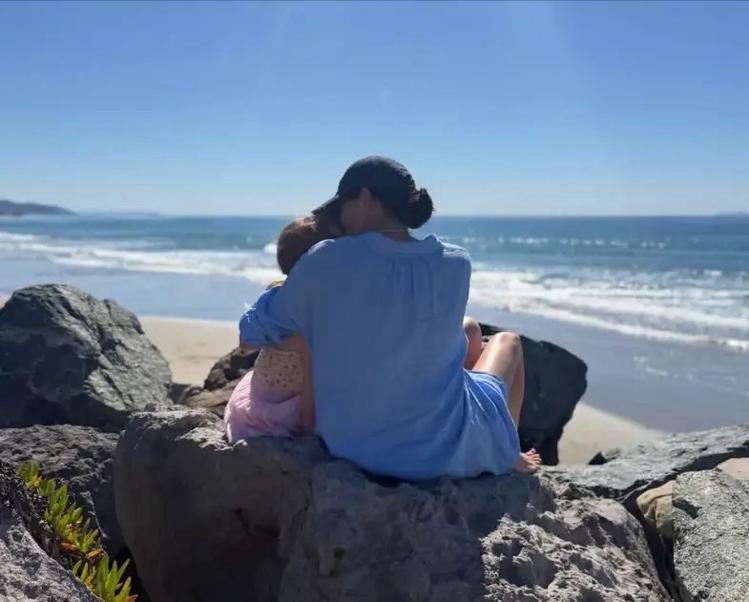 国际妇女节梅根似乎忽略了母亲！[思考]
公爵夫人在INS上晒女儿合影致敬该节日，