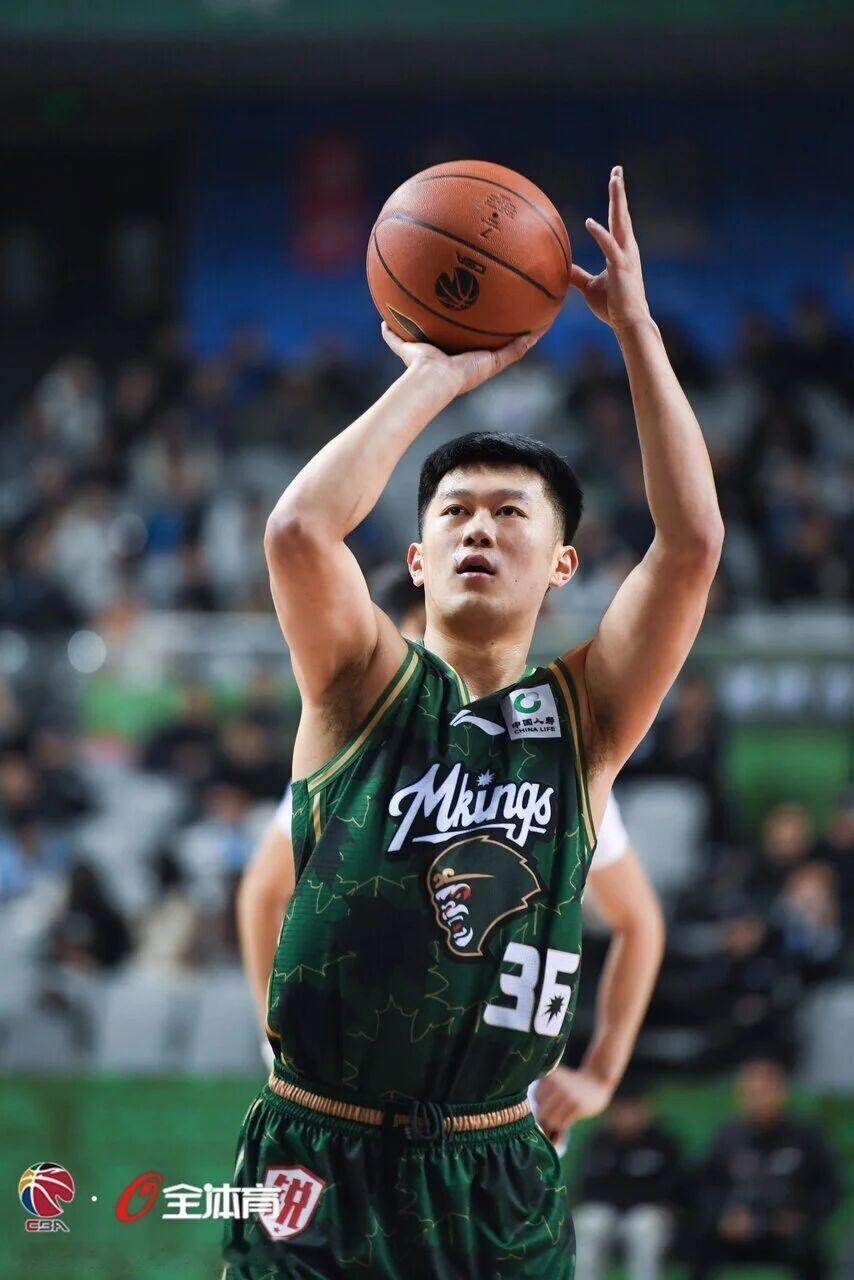 来自华大的新秀姜贺，今天登场32分钟，拿到生涯新高的13分，还有4篮板6助攻1抢