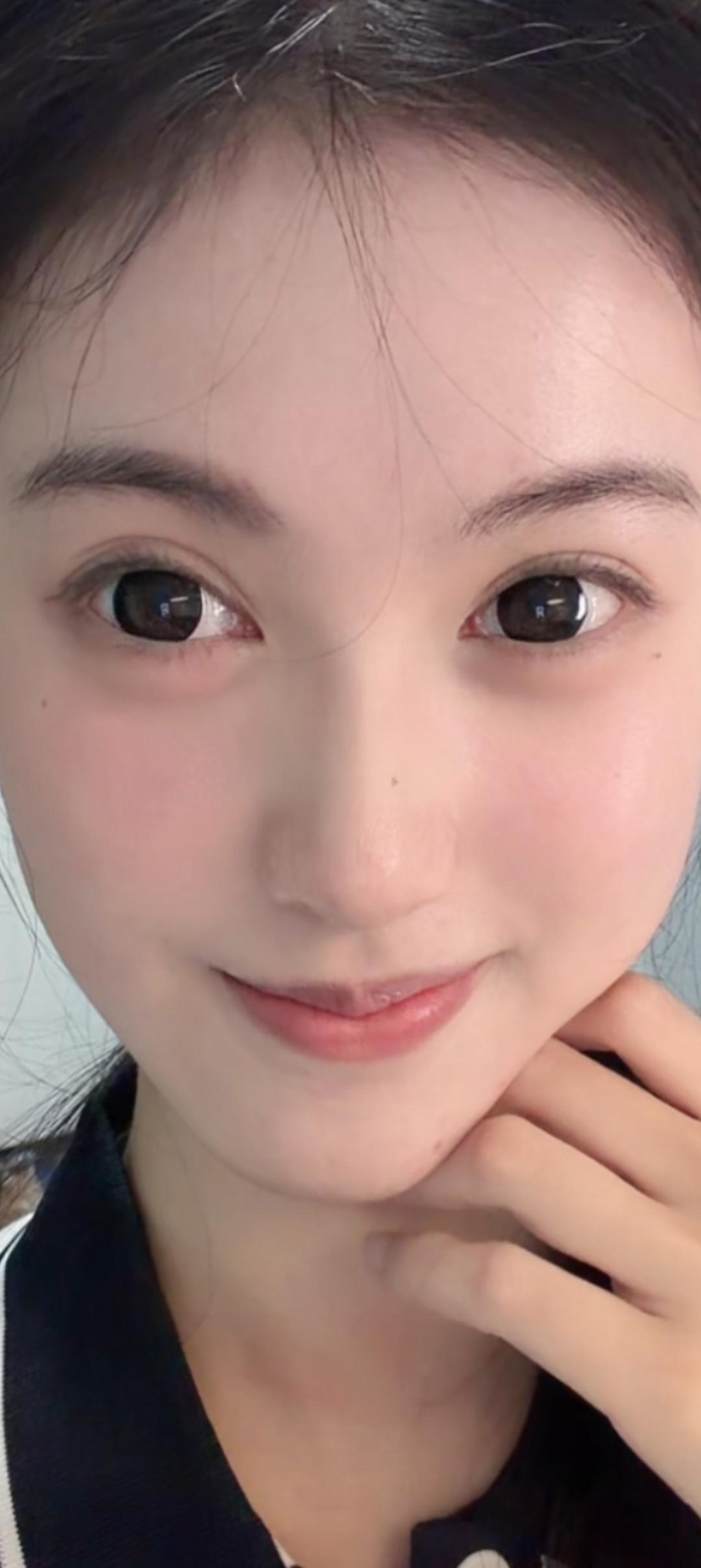 这位小姐姐在微笑呢。