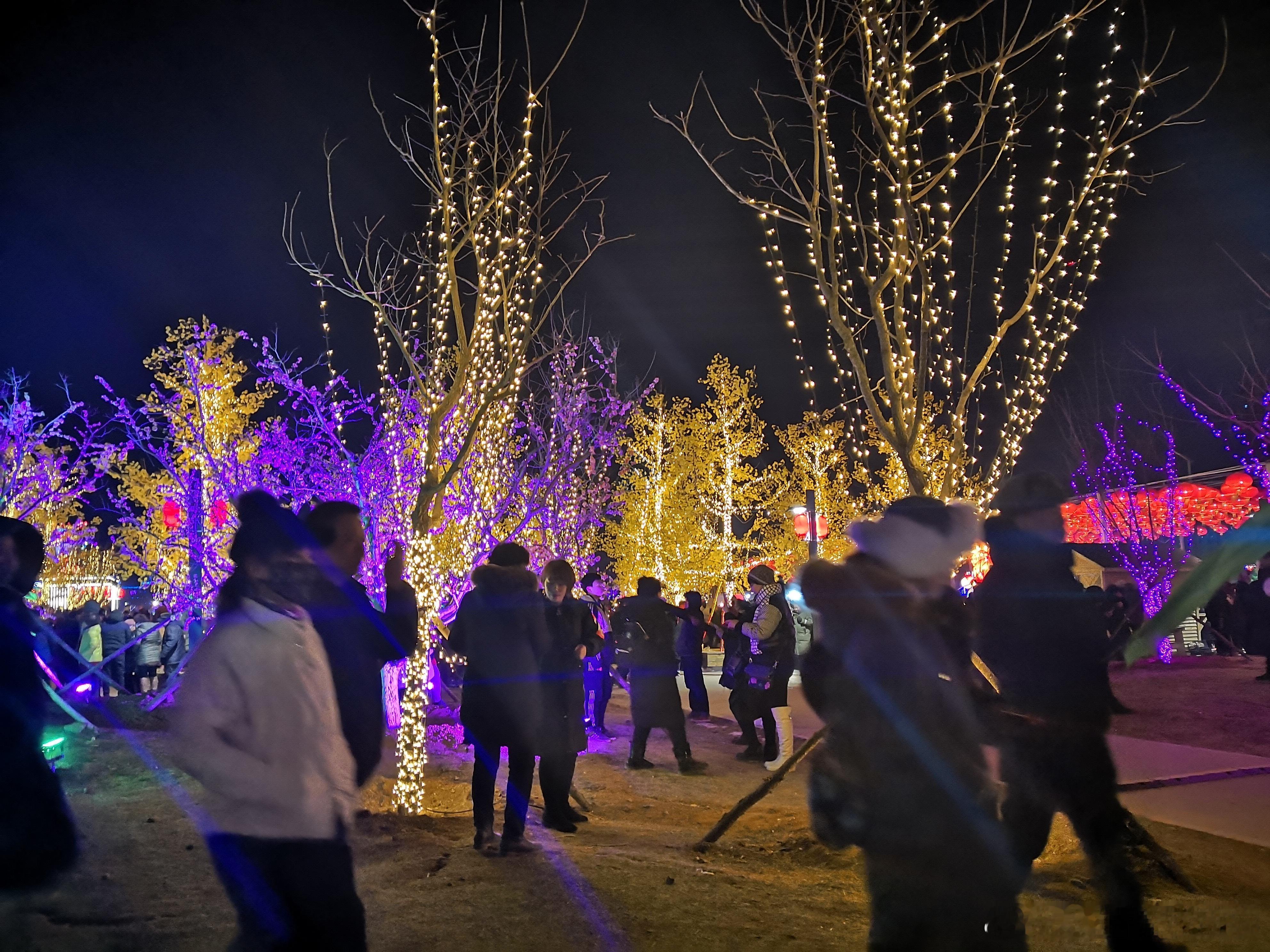 世间本就是人来人往，有人靠近，也有人转身，人聚人散，权衡利弊。 