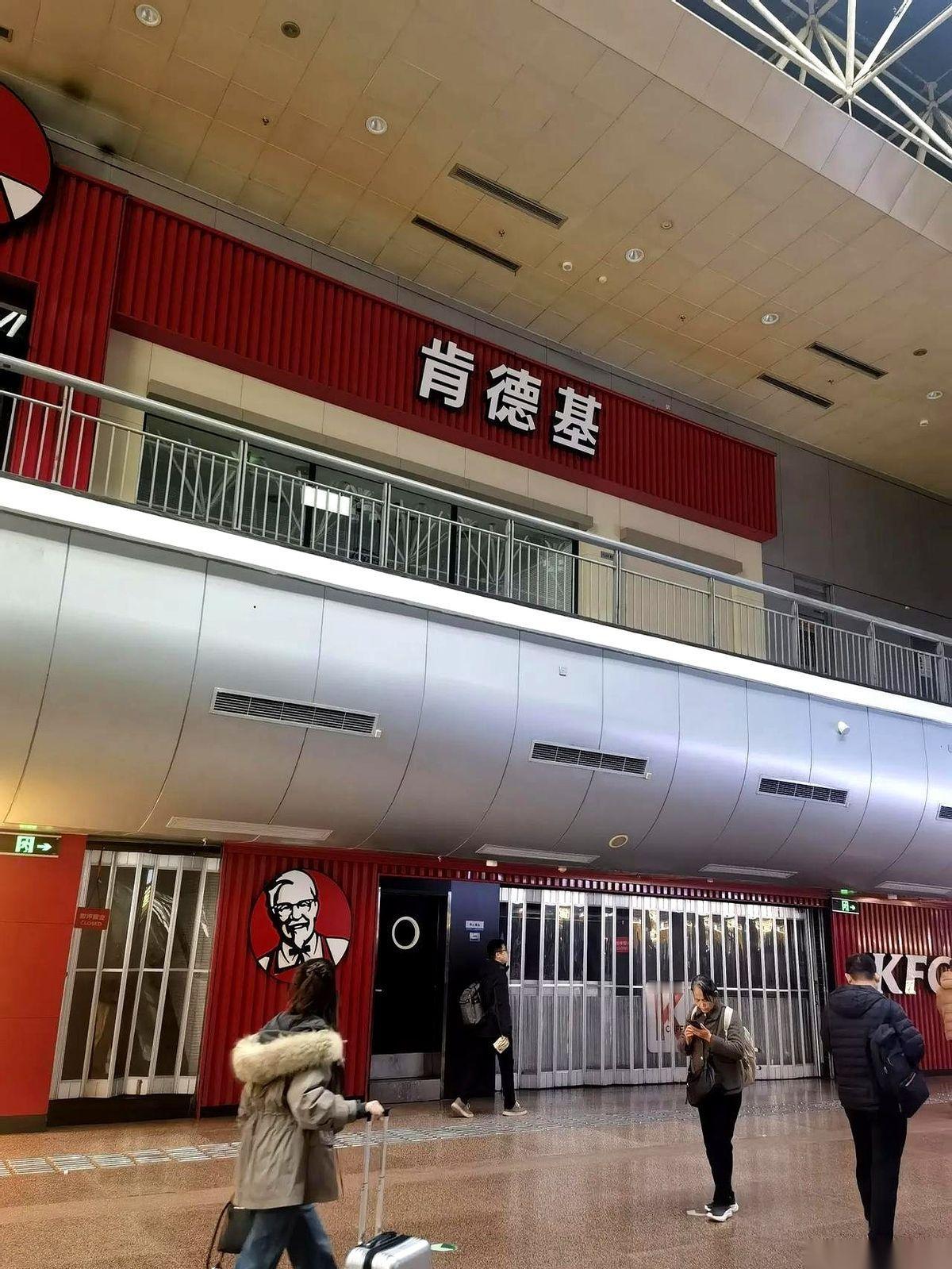 我跟你讲，今天在北西站，我人傻了。
肯德基和麦当劳，门对门那两家，黄了。
一个挂