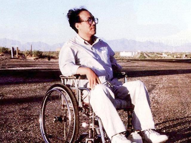 [太阳]2010年，作家史铁生突发脑溢血，医生问他的妻子陈希米：“要不要救？”没