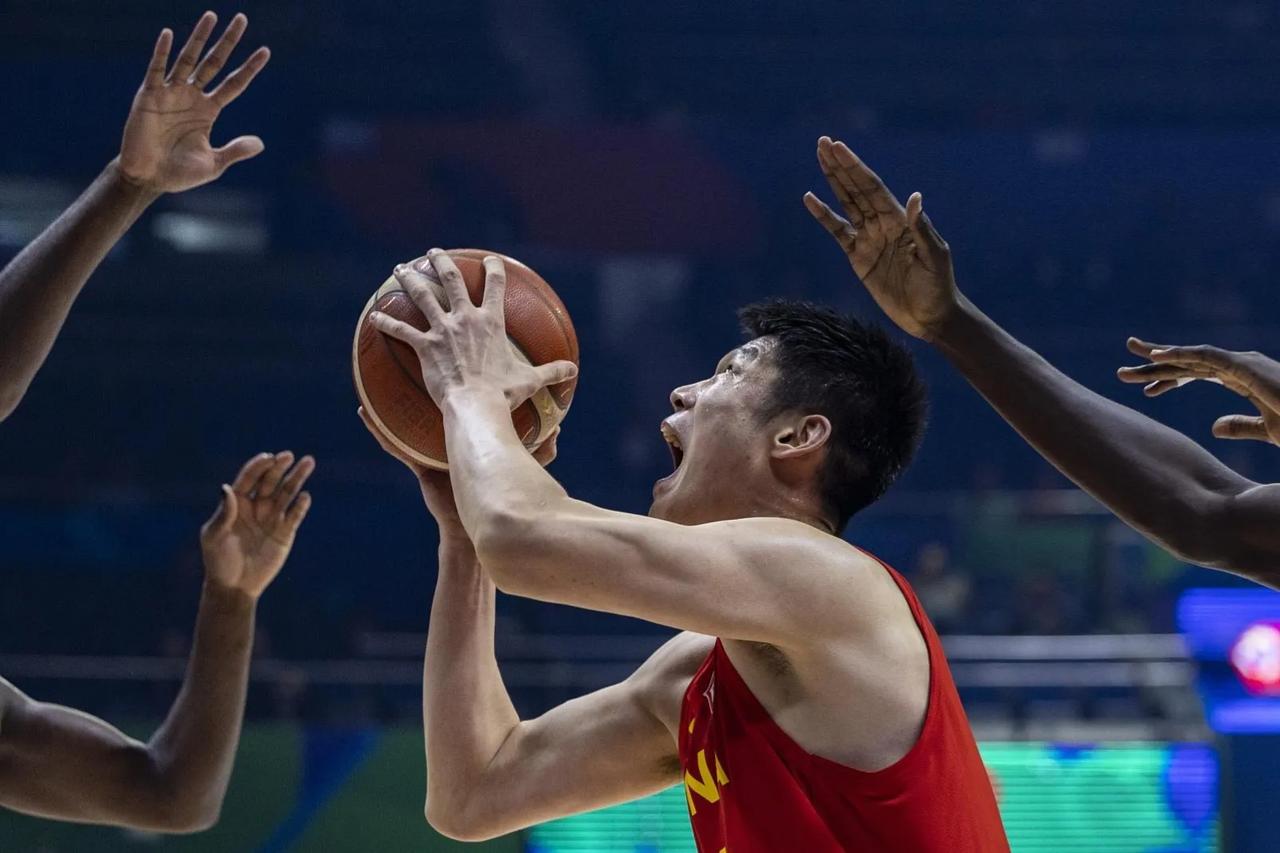 全国球迷都知道用胡金秋顶替王哲林效果会更好，这场比赛乔帅也终于打破城规重用胡金秋