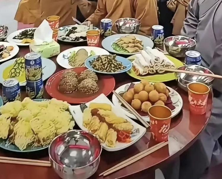 把素菜做到这个水平不容易
这桌子菜得费不少心思设计
网友：素菜荤做，本质里还是想