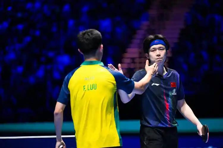 谁能把赛场节奏攥得死死的？
王楚钦用一场横扫给出了答案。
三比零赢下澳大利亚卢伟