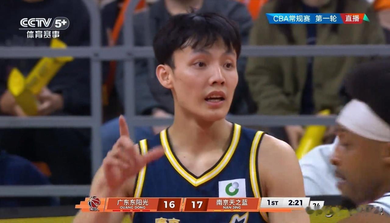广东东阳光当家控卫徐杰的投篮命中率真是太低了！在今天广东东阳光主场迎战南京天之蓝