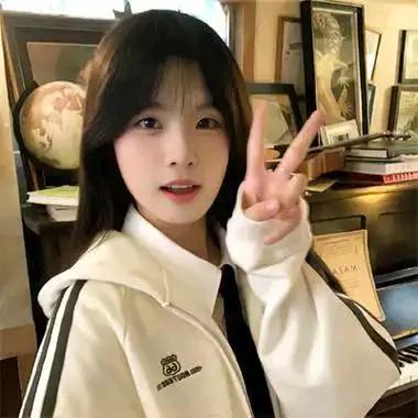 元气少女弹琴日常，琴声悠扬，心随琴动。