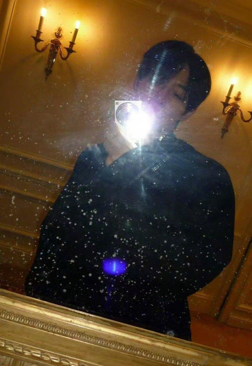 邓为对镜自拍，下次记得把镜子上的污渍擦一下呀，这样照片会更完美哦。 