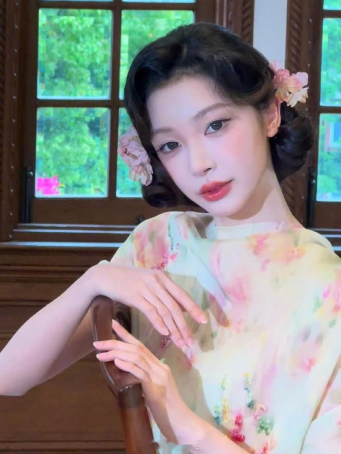 易梦玲最新路拍、 易梦玲民国贵女风造型民国贵女风适配度拉满，易梦玲最新路拍，每一