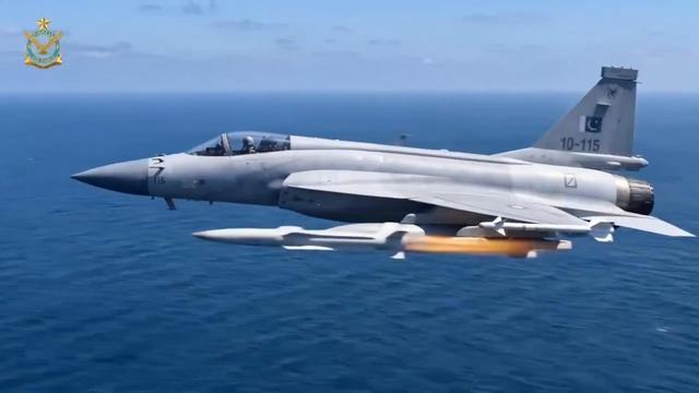 巴空军宣传片模拟击沉印度航母，枭龙挂载超音速导弹垂直灌顶，维克兰特号甲板烧成火海