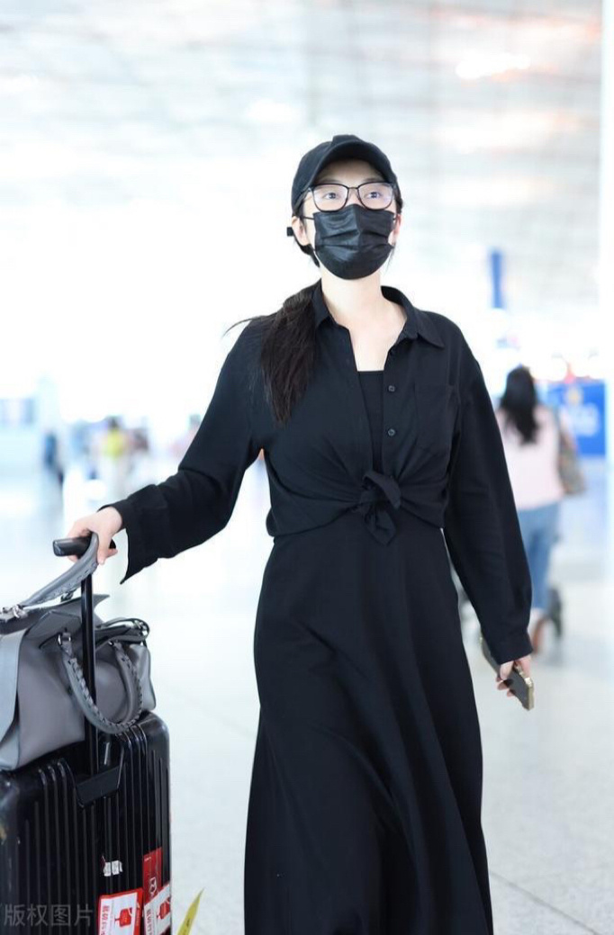 #徐冬冬瘦了好多##徐冬冬婚讯后首次现身机场#All black 穿搭的徐冬冬又