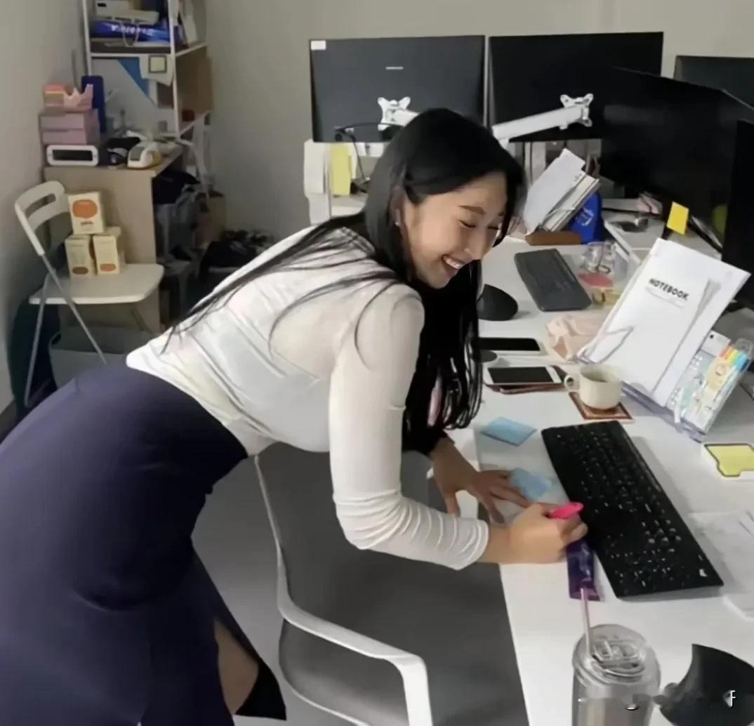 你猜她什么事情笑得这么开心？
