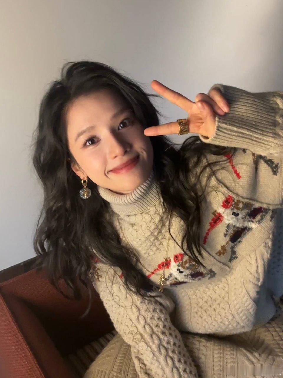 张婧仪拍戏遇到赶不走的路人  妈呀！张婧仪拍戏遇到赶不走的路人，镜头里也太出戏了