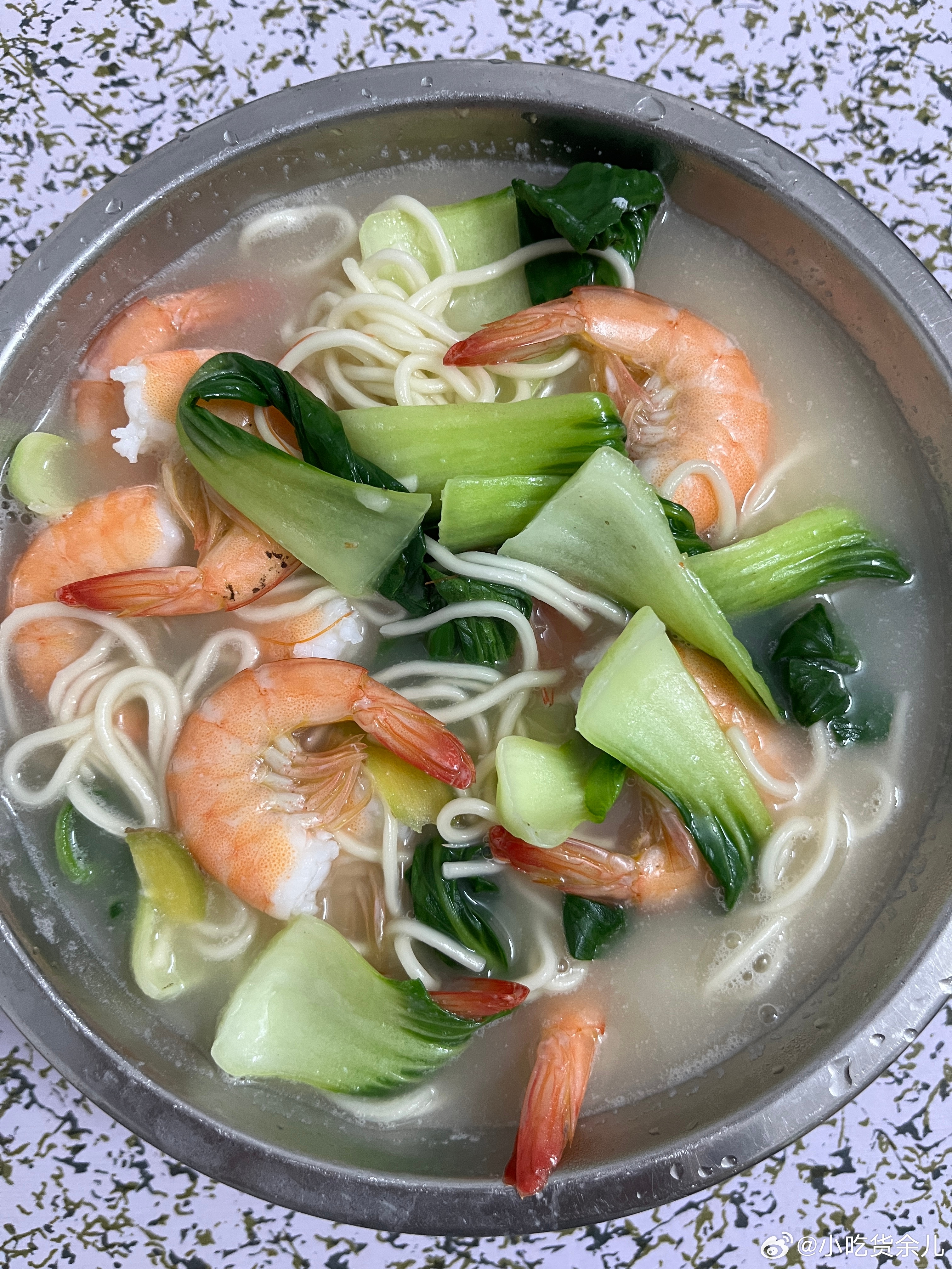 今晚吃面，柠宝说要吃小龙虾，我说你吃不了那个。买了基围虾，今晚煮的面有发挥到位，