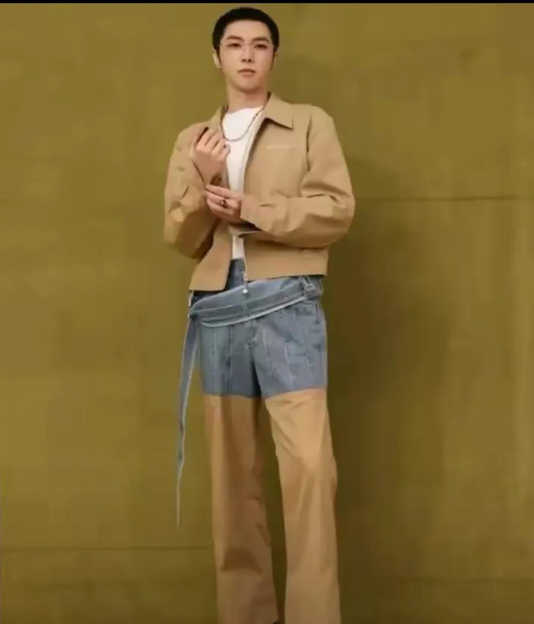 华晨宇终于正常了
短头发也很帅气。