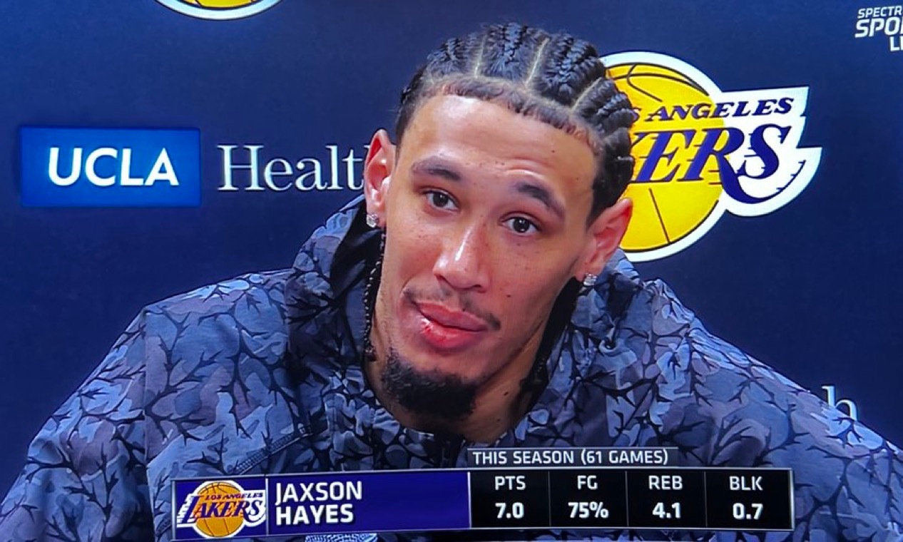 今天拿到21分10篮板的海斯：“我只是做好本分工作，队友们总能找到我。当你有勒布