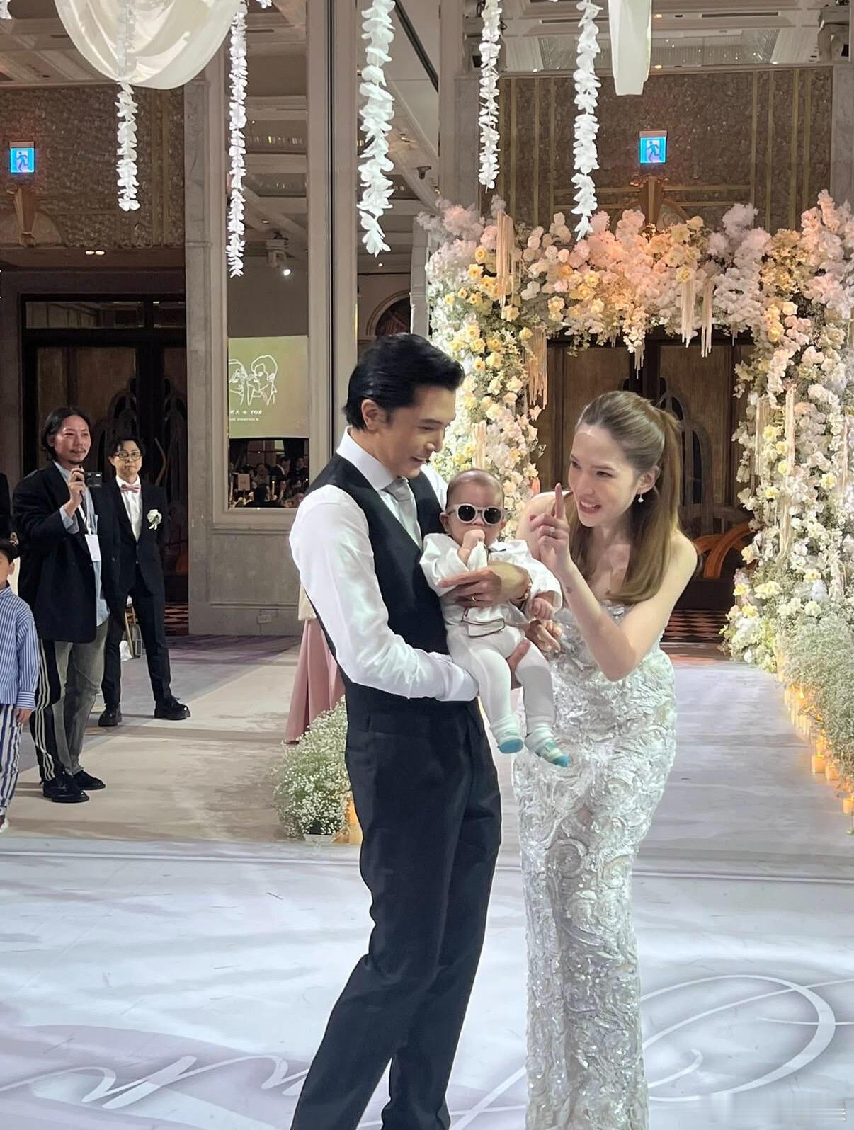 邱泽许玮甯儿子在婚礼上露面邱泽许玮甯一家三口首同框 一家三口好幸福 