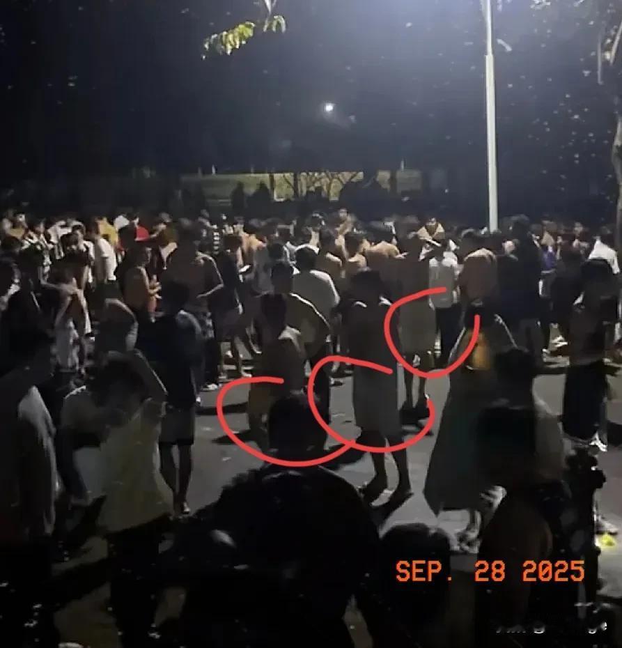 什么是地震逃生最该带？
你以为是手机和钱？
错得离谱
 
甘肃震区的人用冻得发颤