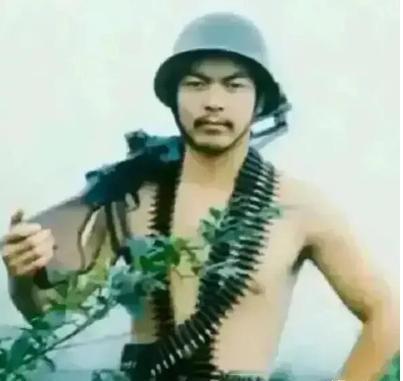 [太阳]1979年，两名战士在打扫战场时，被越军狙击手枪杀，刘三毛大怒，他趴在水