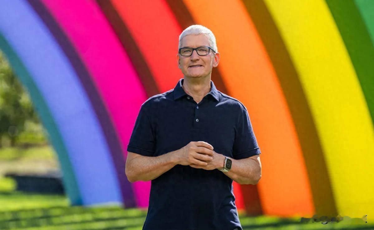 库克走了，苹果没乱，新老板早就在干活了。
2026年4月21号，乔布斯剧院里没放