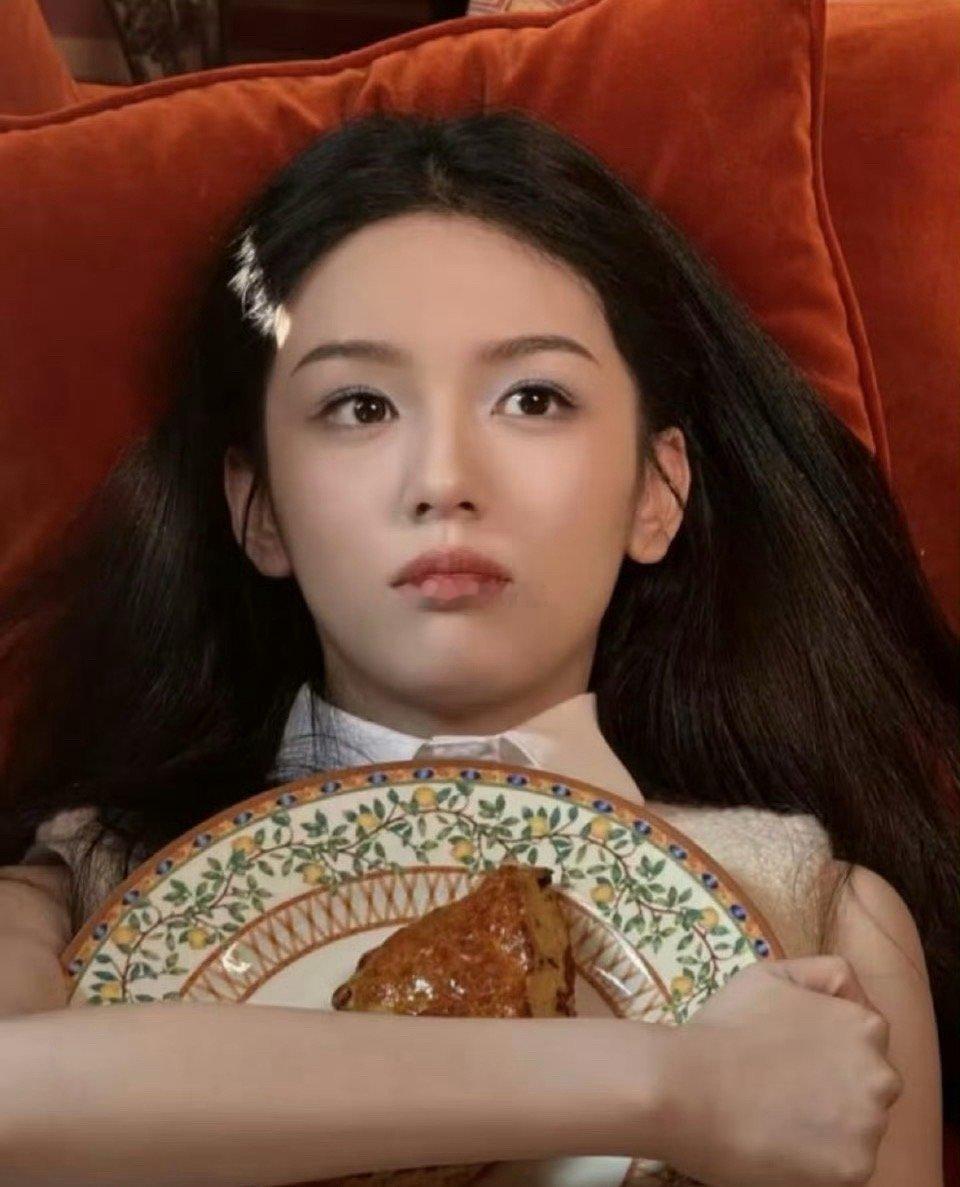 我盯着周也这张伟大的脸看了好几遍，才发现那是阳光，不是发夹。 妆造太好看了吧 