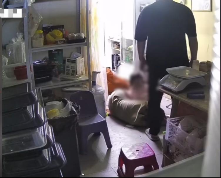 “这婚还留着过年吗？”看到福建这对母子的遭遇，我血压直接飙上来了，这样的老公不能