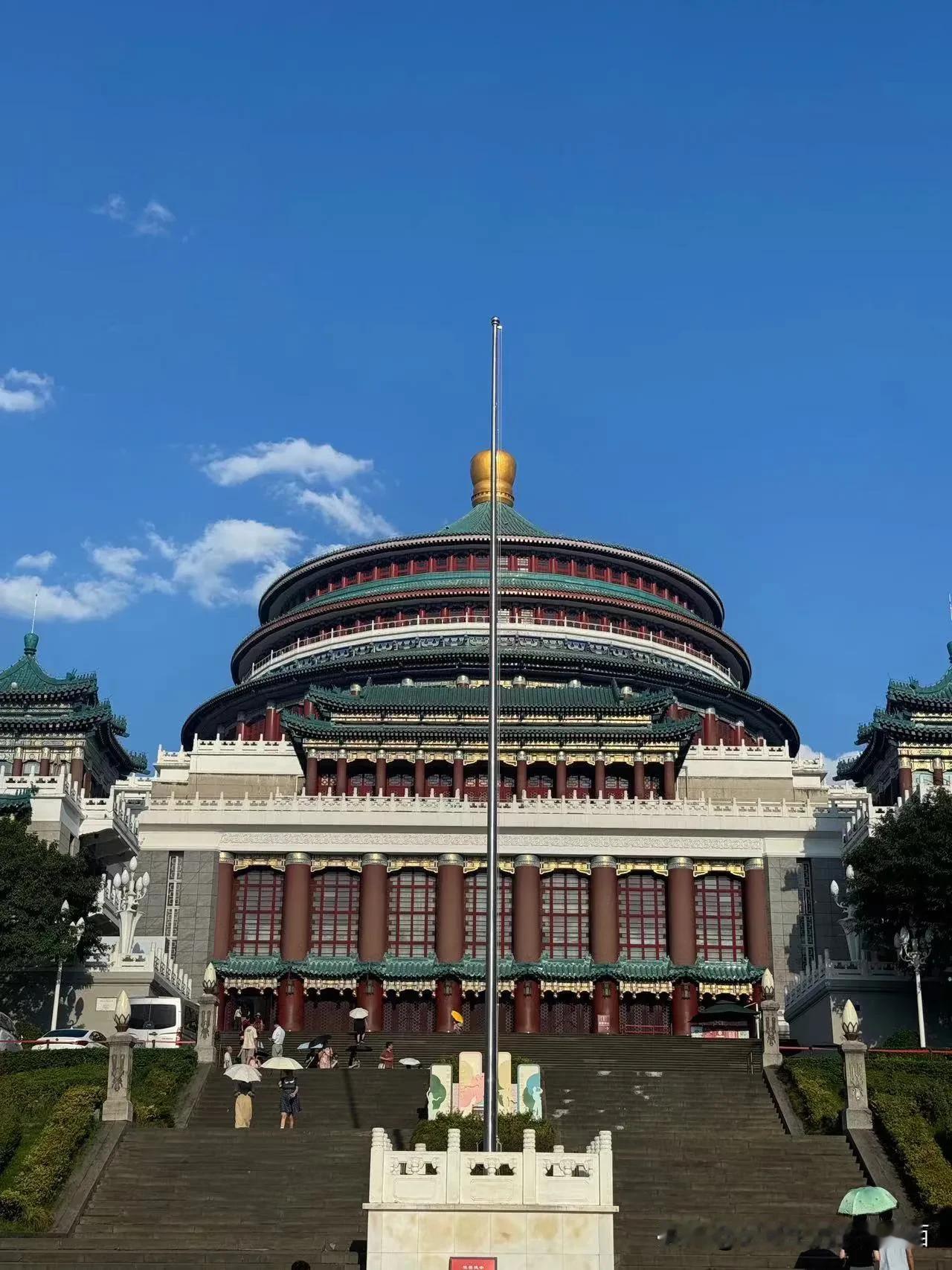 【看，中式建筑美学的重庆市人民大礼堂，太美了】“重庆蓝”下的重庆市人民大礼堂，美