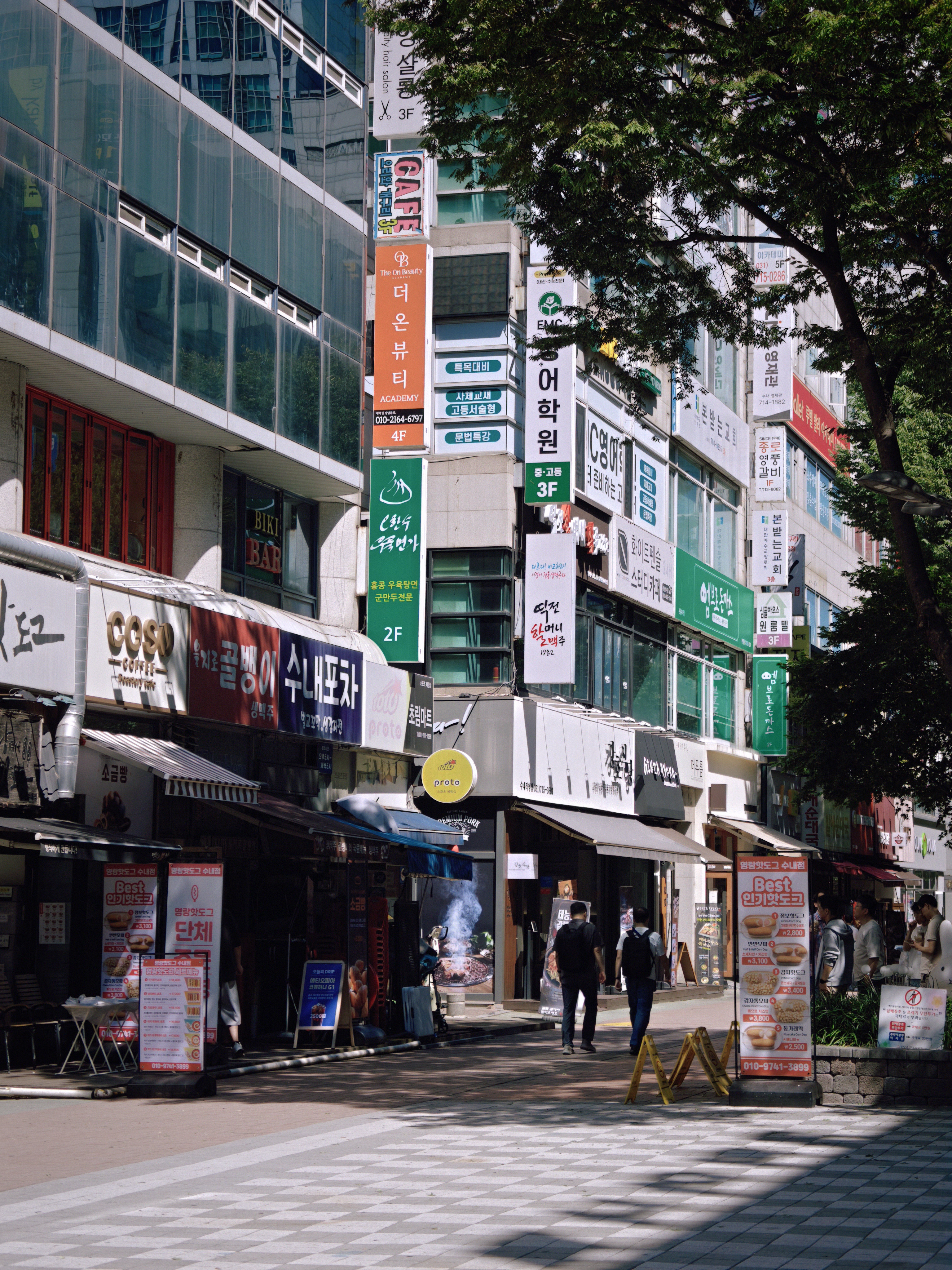 酒店附近是首尔郊区，然后我坐两站公交来到附近的商业街，也小小的繁华一点点，今天天