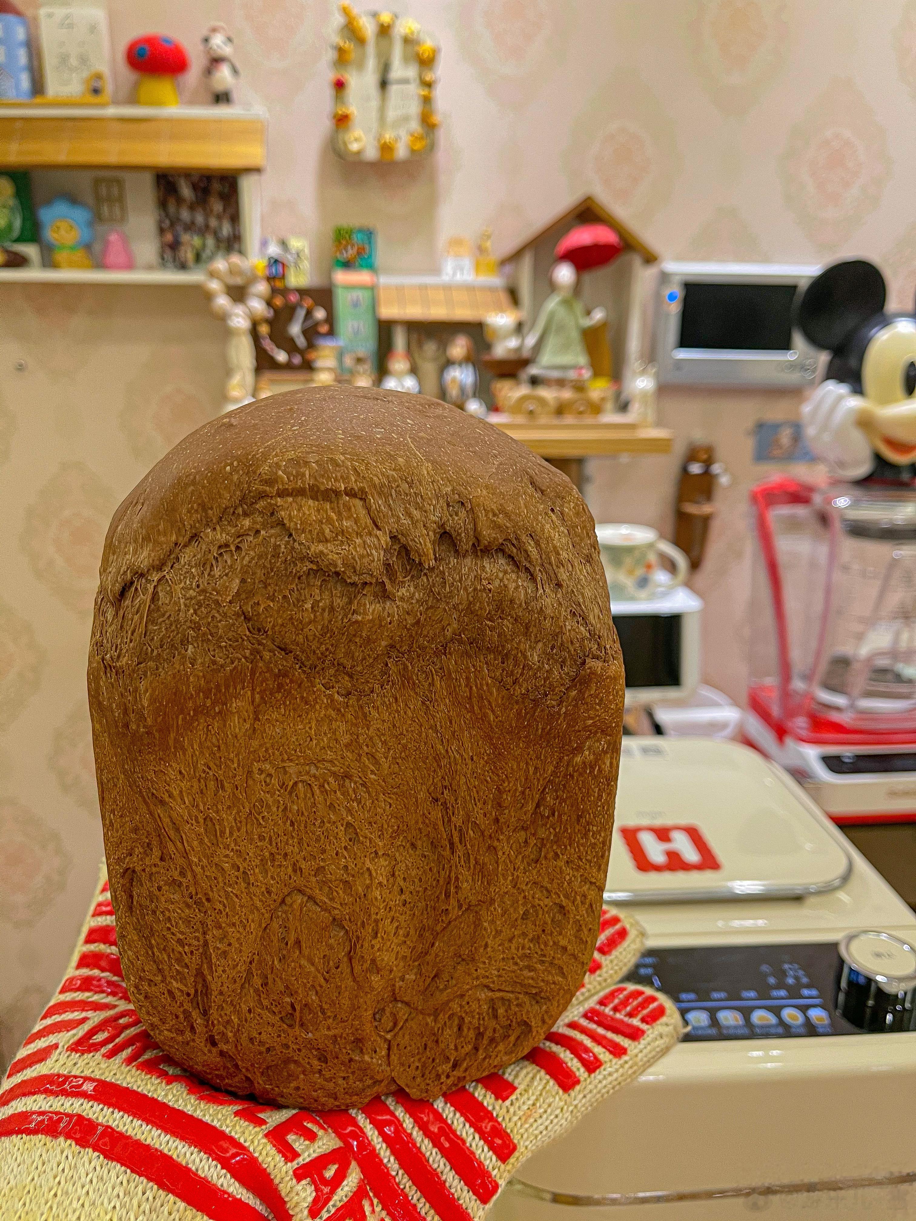 巧克力吐司（海氏面包机版）一键自动做出美味的面包。特浓巧克力味吐司！食材：高筋面