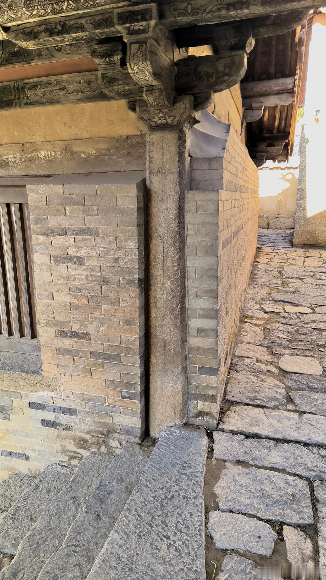平顺龙门寺西配殿北侧山面的石柱。#古建筑[超话]# ​​​