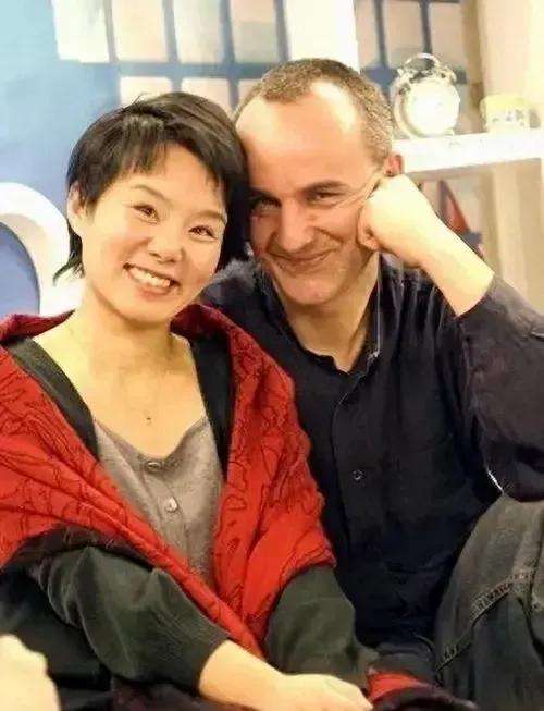 娱乐圈又爆出大新闻了！咱们的歌手龚琳娜和德国老公老锣竟然官宣离婚了！这对曾经恩爱