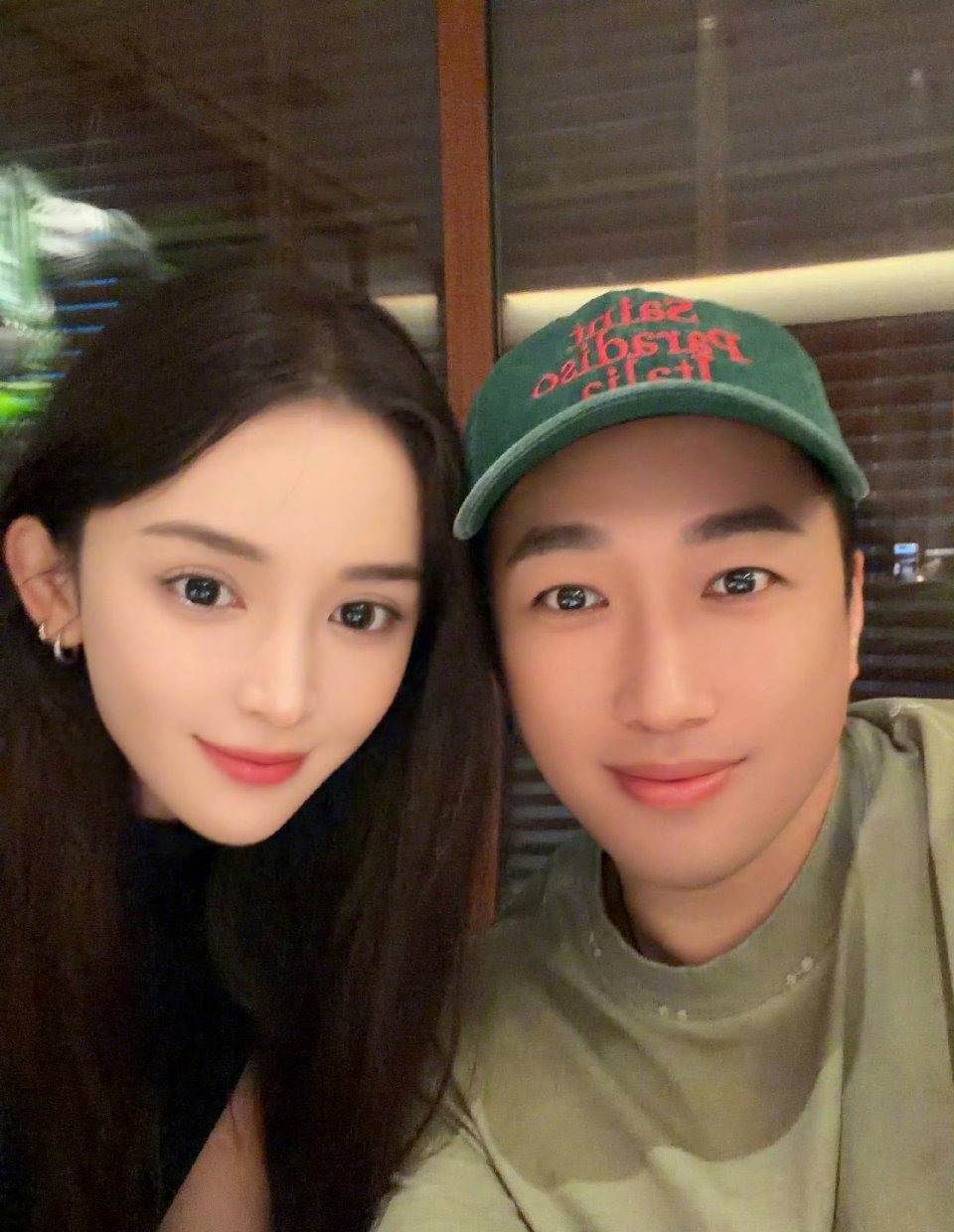 谁敢认这是娜扎？？？我直接三个问号，我还以为于正和哪个美女合照呢，你告诉我这是娜