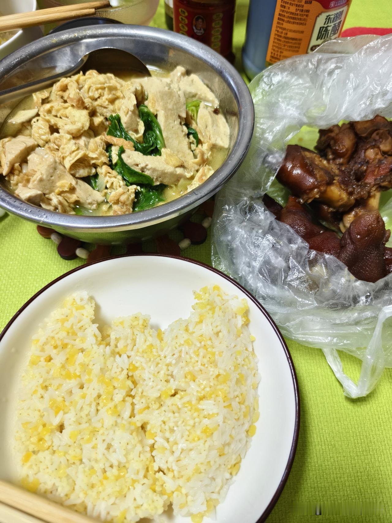 夏日生活打卡季 地标山西偏关小县城，猫姐又来晒午餐啦！今天换个花样，不吃面，吃米