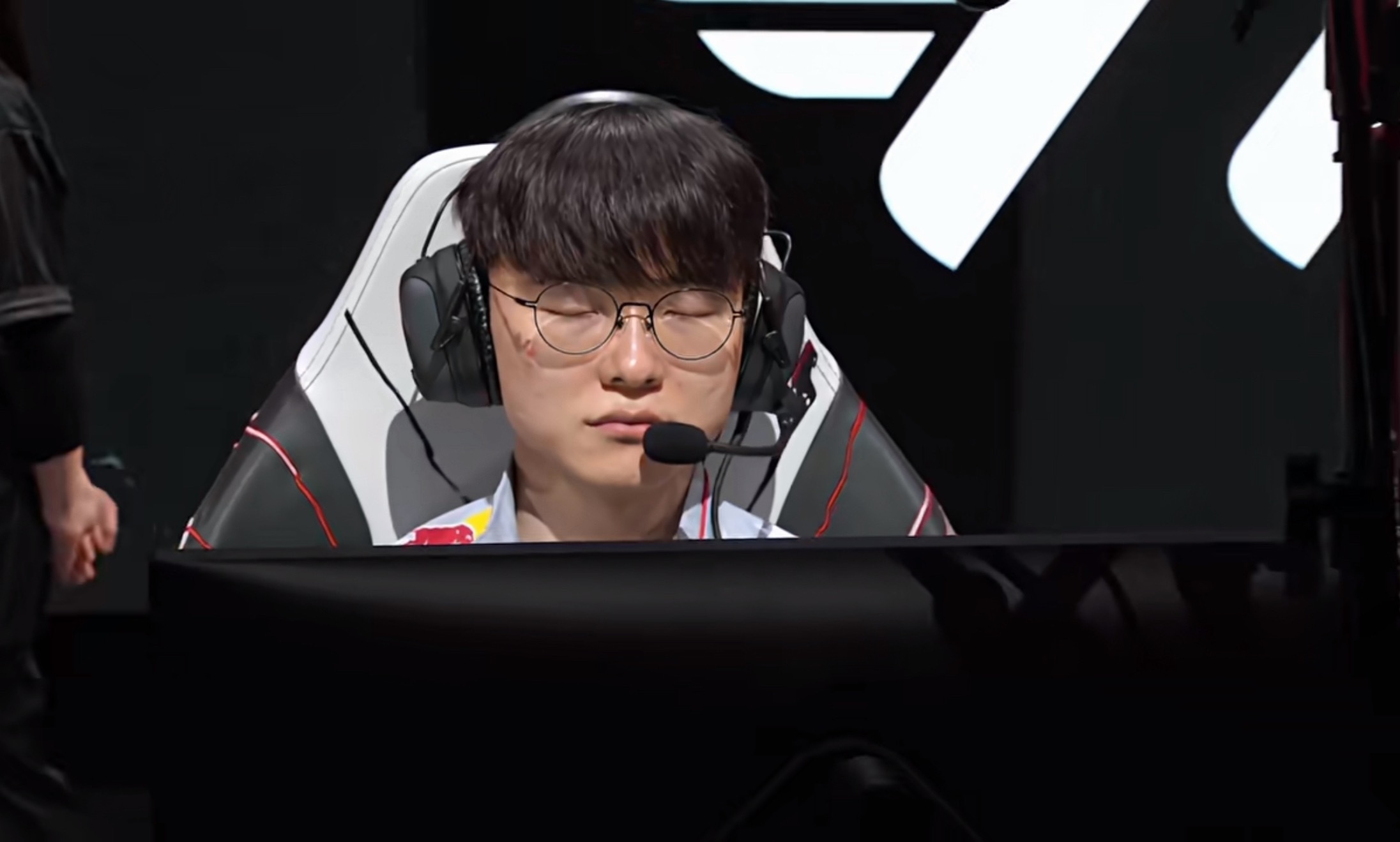 Faker开始闭眼了不会睡着吧BLG对战T1