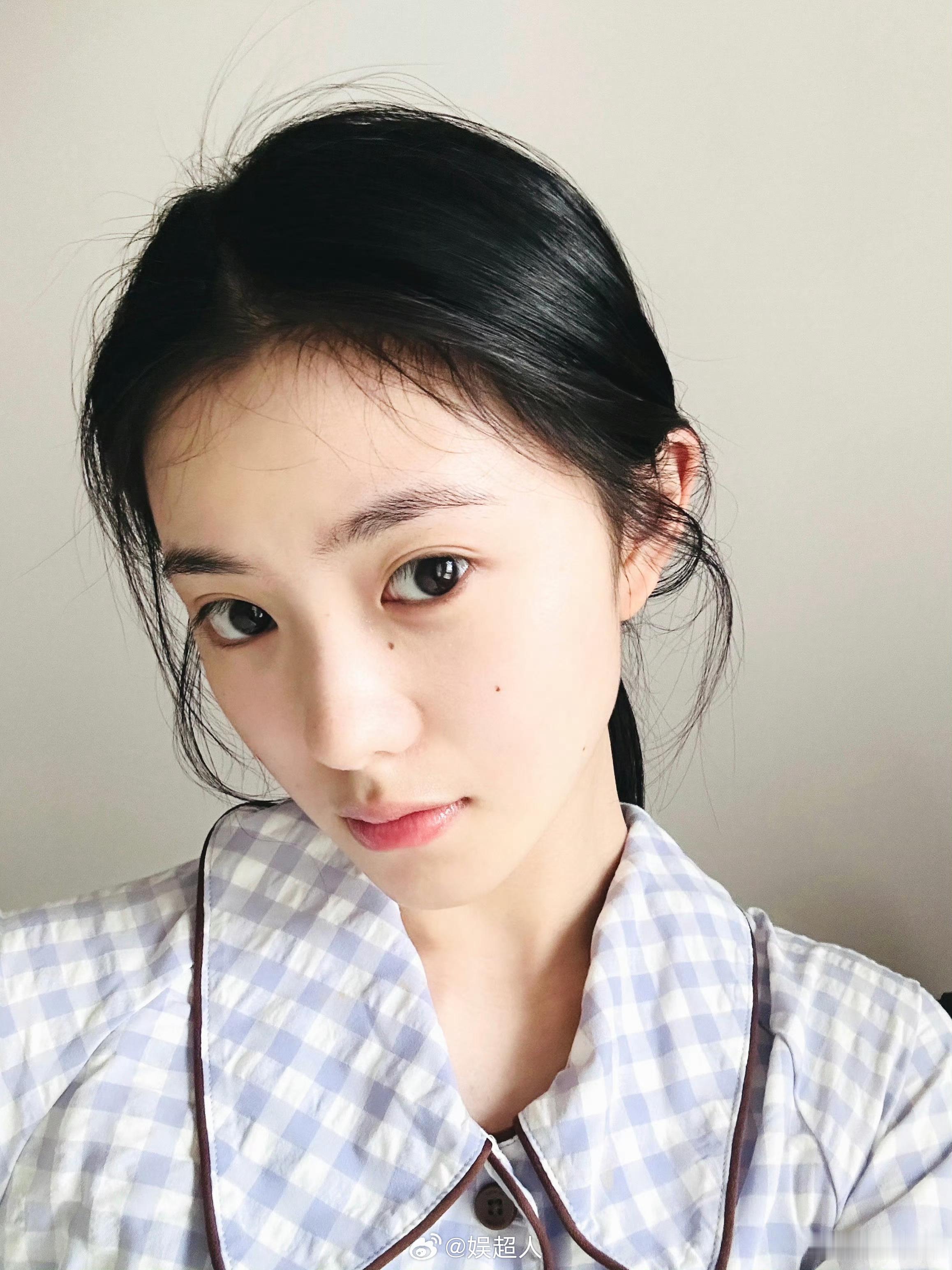 刘浩存睡衣素颜刘浩存居家篇 今天是居家博主存儿上线 刘浩存走完红毯拧裙子上的水