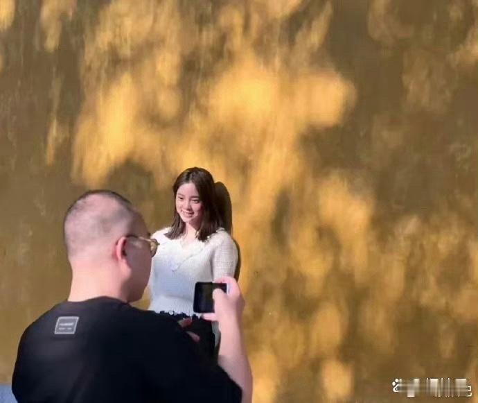 欧阳娜娜最新街拍引起关注，身材变化成为热议焦点。网友们纷纷表示，她的状态与以往大