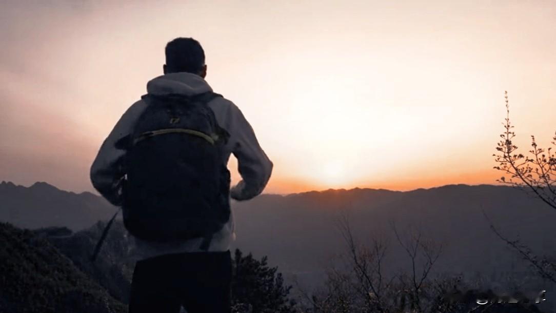 用一句话概括人生最淡然的态度得之坦然，失之释然，争之必然，顺其自然。
 
人生感