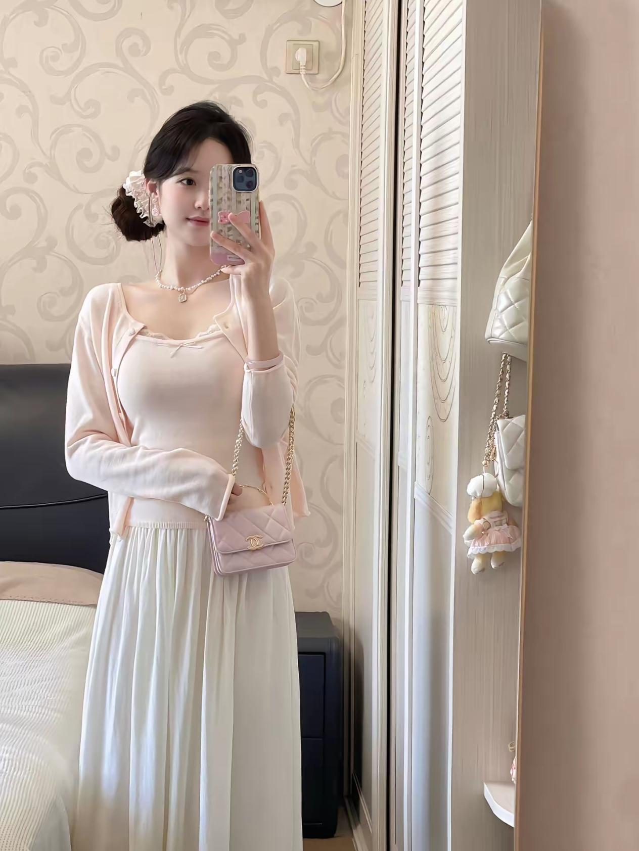 镜中人影动，花间梦自轻。