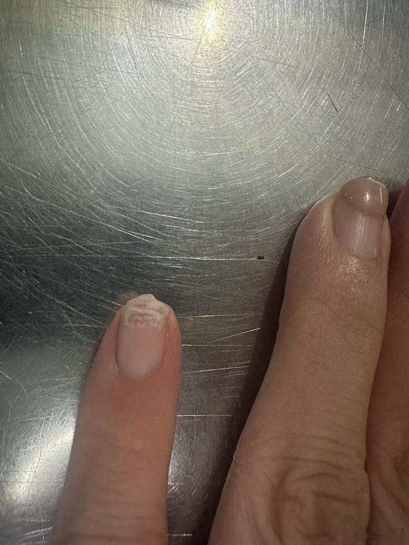 真的是做过一次美甲💅🏻就不想在做了，掉了之后好丑，好好养原生甲算了，以后擦护