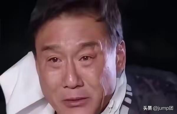 梁家辉摆地摊那年，香港最年轻的影帝蹲在铜锣湾叫卖皮手镯。有人认出他来，就问他怎么