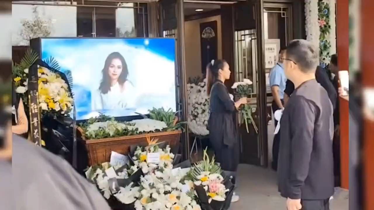 龚爽告别仪式，生前画面循环播放，歌迷含泪送别