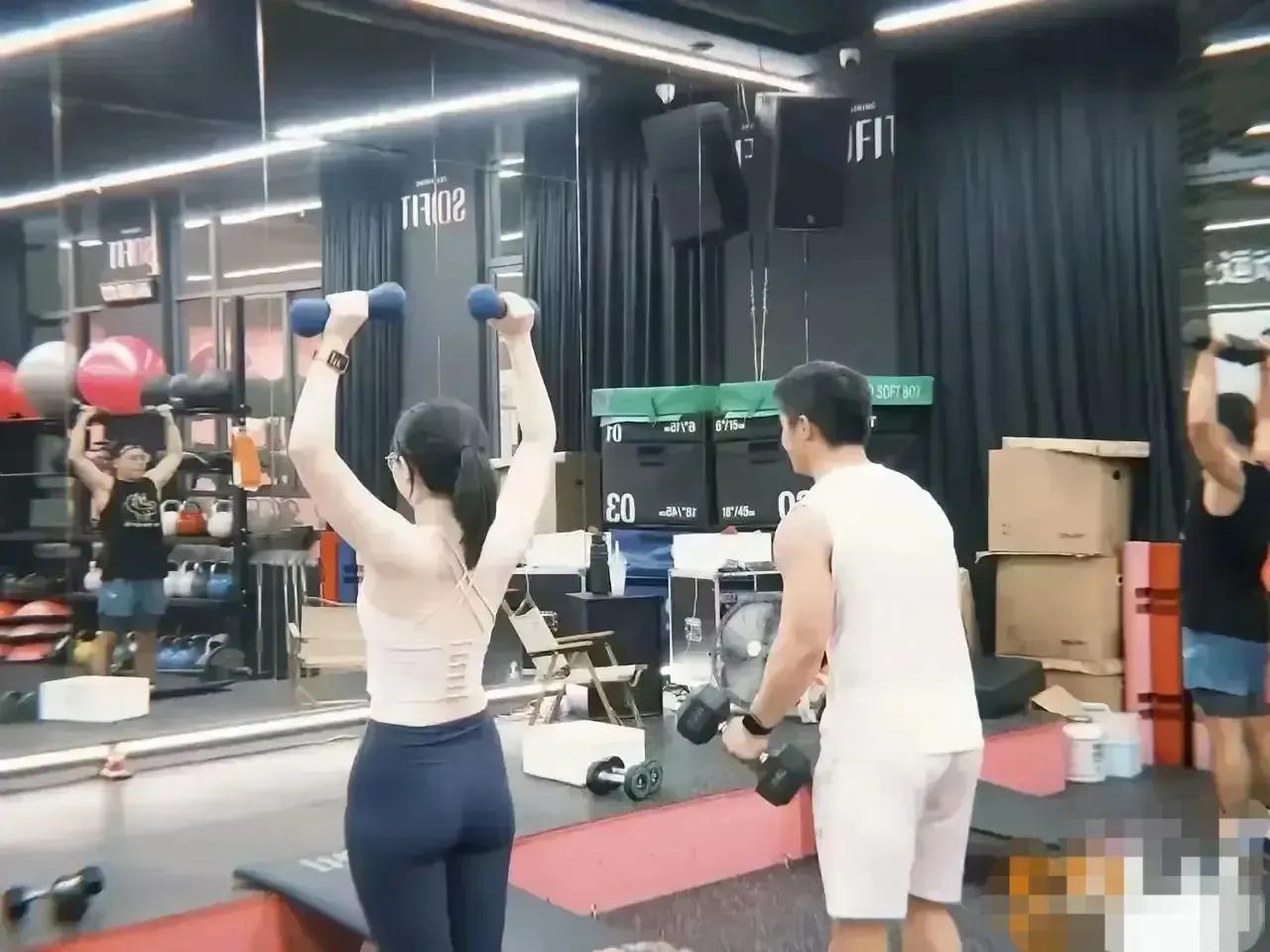 彭教练梁女士约会说成加班，通过这件事，都应该接受教训。
第一，经常加班的，要多关